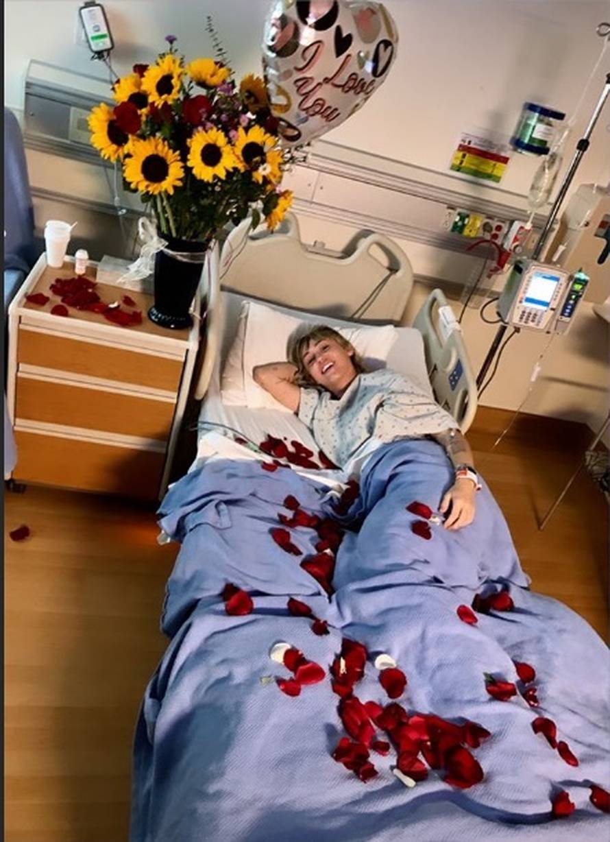 Miley Cyrus završila u bolnici: Novi dečko joj je donio ruže...