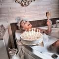 Indira je rođendan slavila gola: Suprug joj tortu donio u jacuzzi