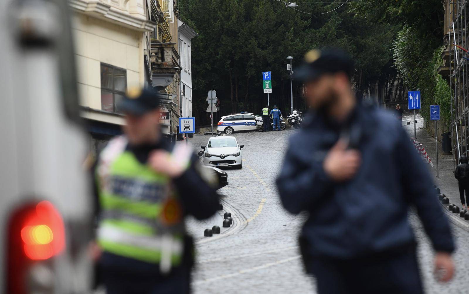 Policija pretražila napadačevu kuću, iznijeli predmet u vreći koji nalikuje na pušku