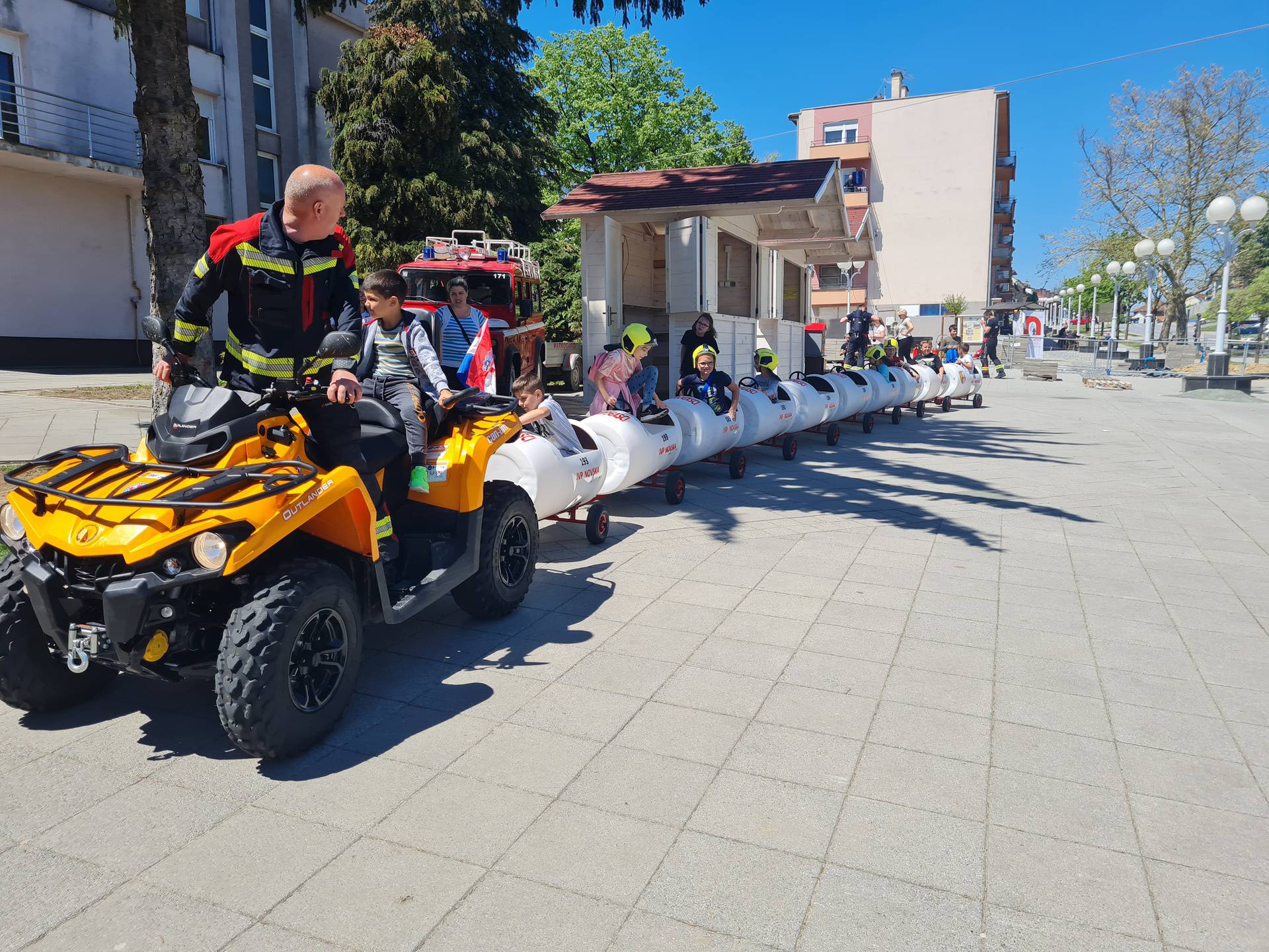 Vatrogasci iz Novske: 'Vlakić je pun pogodak, djeca svih uzrasta su sretna, u vožnji uživaju svi'