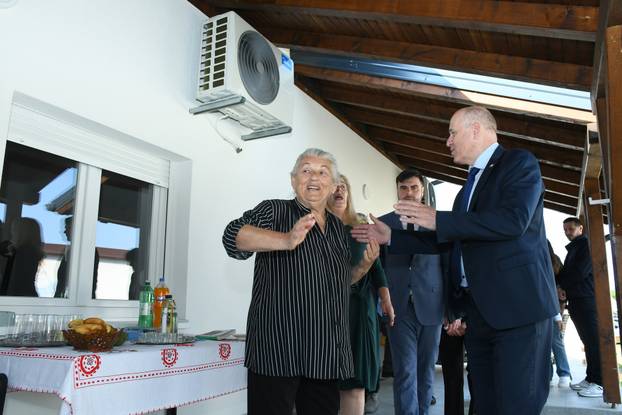 Petrinja: Ministar Bačić obišao tri obitelji koijim su izgrađene zamjenske kuće
