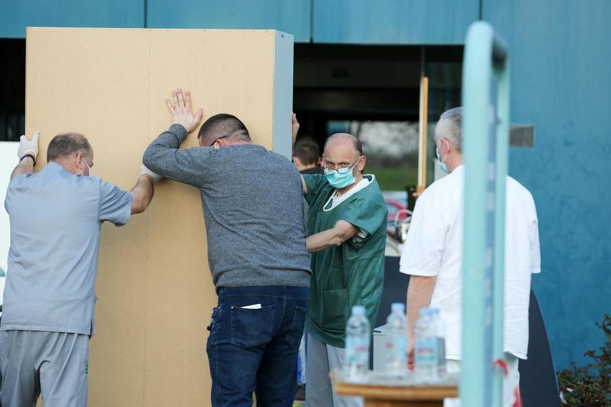 Zagreb: Navijači Dinama pomažu u iseljavanju Kliničkog centra Dubrava