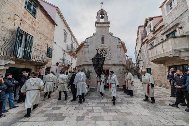 Završena procesija Za križen na Jelsi 