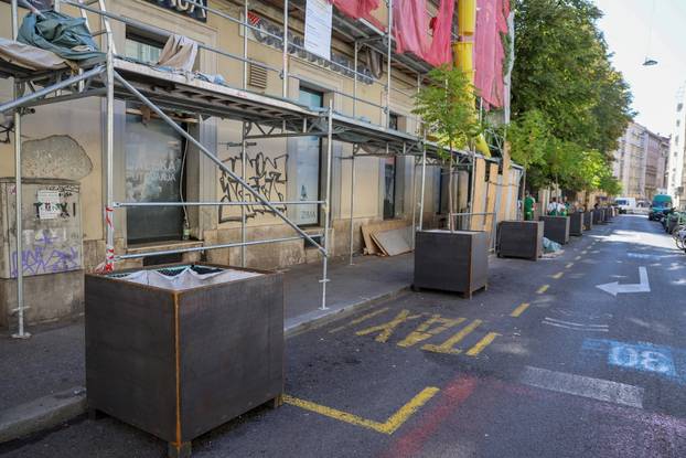 Zagreb: Novi zeleni zaokret, umjesto taksista u Gajevu stigle masivne žardinjere i drvene klupe