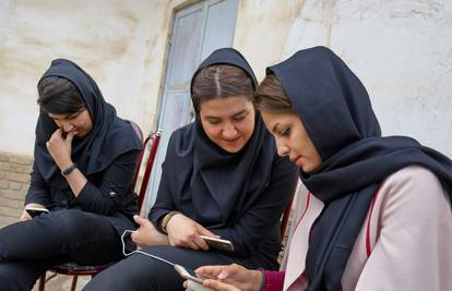 Iransko ministarstvo: Učenice i studentice bez hidžaba ne smiju prisustvovati  na nastavi