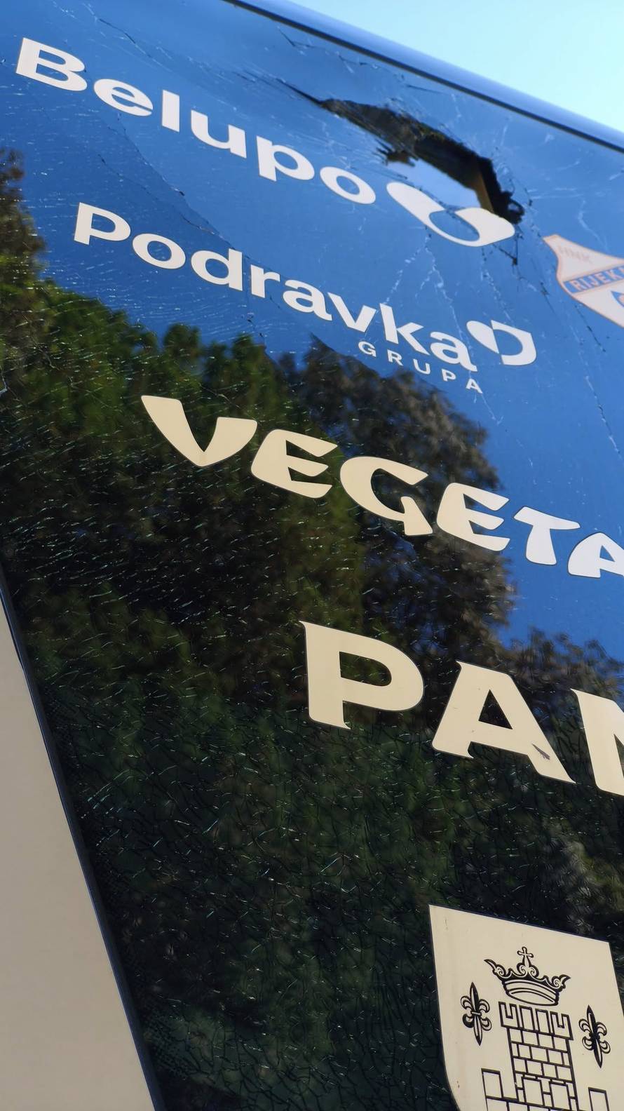 FOTO Divljaci u Opatiji bacali bengalke na prozore Slavenovih igrača! Razbili i staklo autobusa