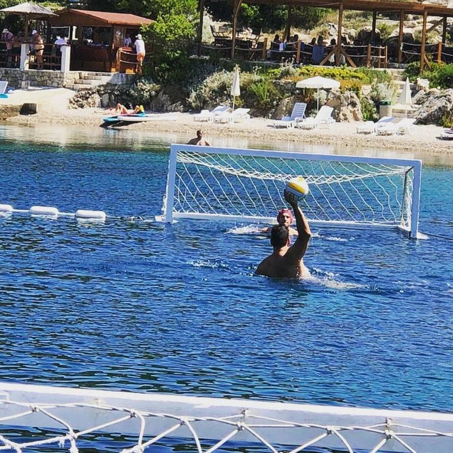 Neuer postao vaterpolist: Nikša Dobud mu dao kapicu s logom Bayerna pa testirao vještine...