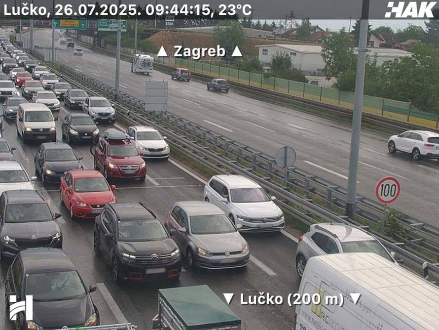 Pojačan promet na cestama, kilometar kolone kod Lučkog