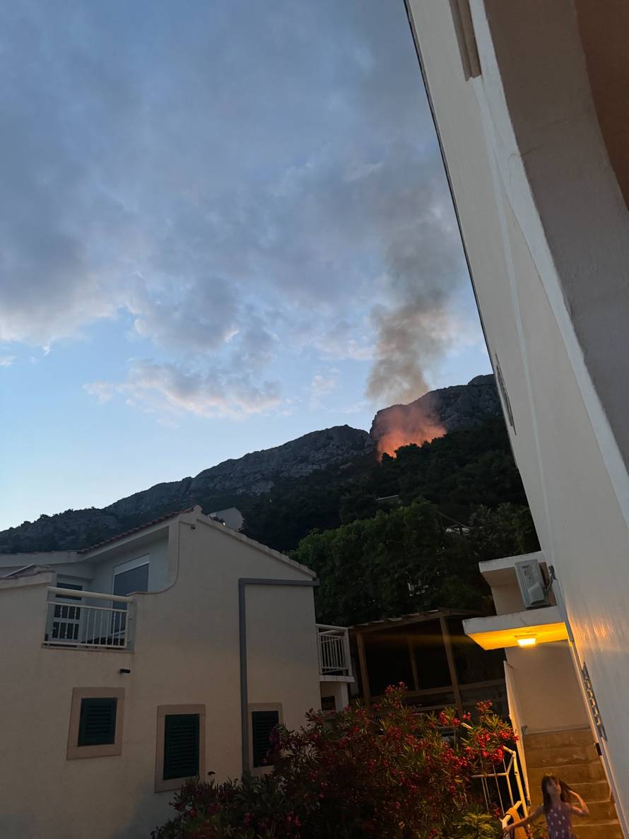 VIDEO Četiri požara kod Brela pod kontrolom, vatrogasci će ostati na terenu čitavu noć