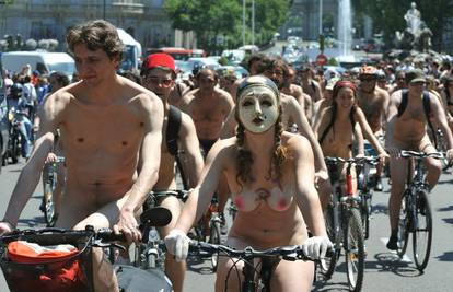 Goli biciklisti prosvjedovali su protiv nervoznih vozača