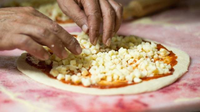 Na pizzu stavili 1001 vrstu sira pa ušli u Guinnessovu knjigu rekorda: 'Tijesto smo kuhali'
