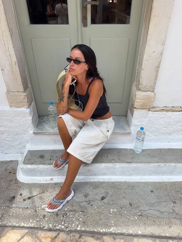 FOTO Sve nosi bez grudnjaka! Australka Eliza je cijela prirodna, kaže da voli slobodu