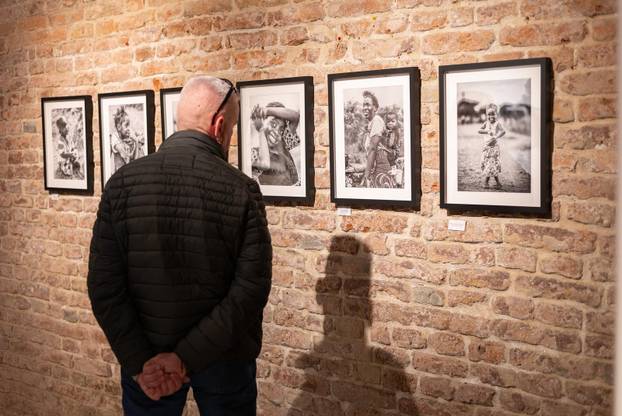 Osijek: Svečano otvorenje izložbe fotografija fotoreporterke Pixsella Emice Elveđi "Srce za Afriku"