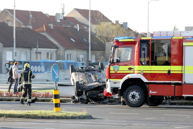 Zagreb: Jedan automobil završio na krovu u prometnoj nesreći u Vukovarskoj