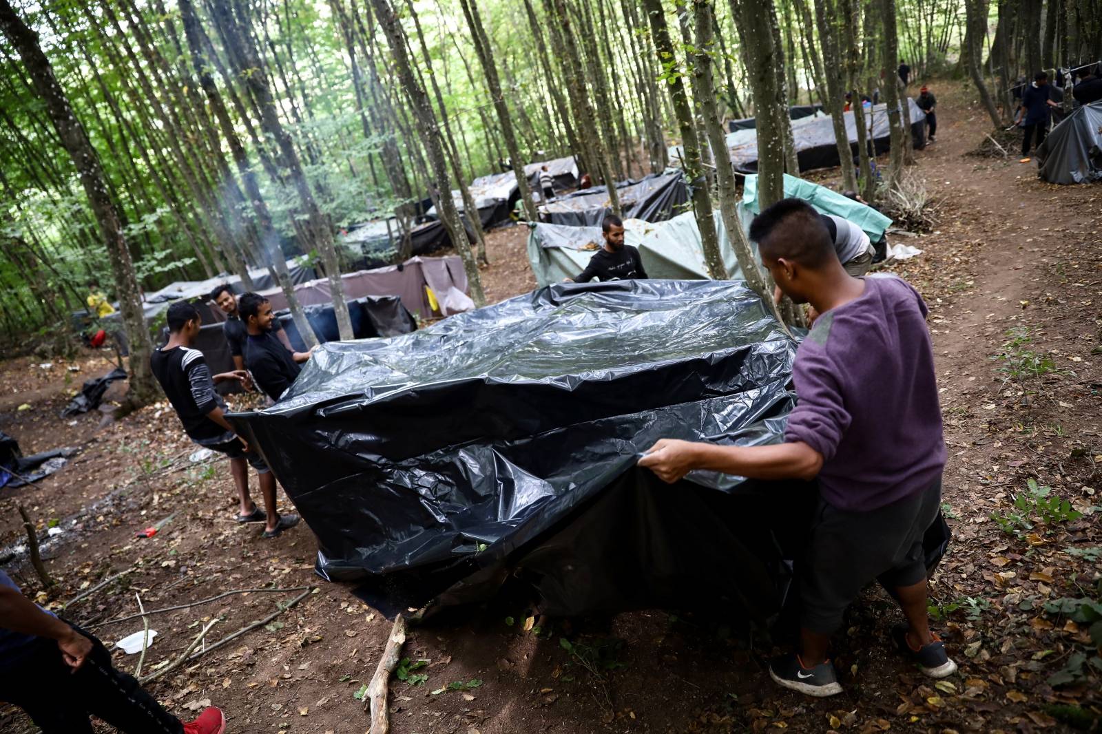 Migranti formirali novi kamp u šumama iznad Mirala u Velikoj Kladuši
