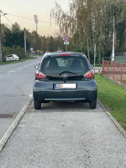 Ovako se parkira u Hrvatskoj: Biseri uzeli mjesta invalidima, pješacima za hodanje, dostavi...