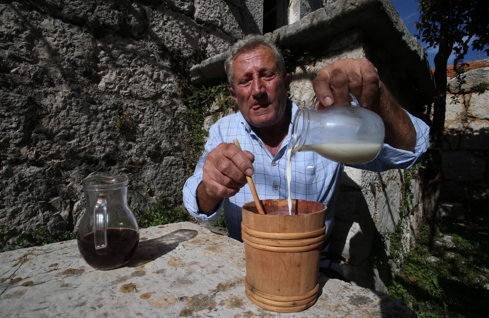 Bikla je piće za starce i mladiće - bolje se grli, ljubi, mazi i pazi