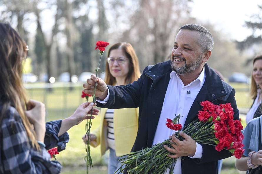 Zagrebački SDP obilježio Dan žena podjelom karanfila na Bundeku