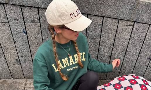 Sportski štih u danima kad kosa ne sluša: Praktična šilterica u nijansi pastelne svijetlo smeđe