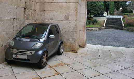 Netko je u Splitu parkirao auto u Dioklecijanovoj palači! 'Nek plati sad i spomeničku rentu'