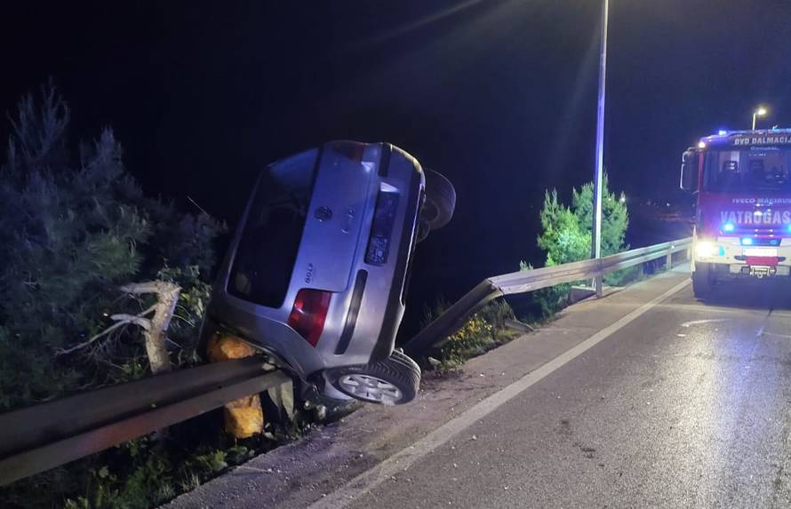 FOTO U Krilu Jesenice izletjeli s magistrale, vatrogasci izvlačili dvoje ozlijeđenih iz automobila