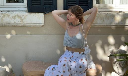 Lagani kukičani top: Prozračna tekstura inspirirana hipi stilom