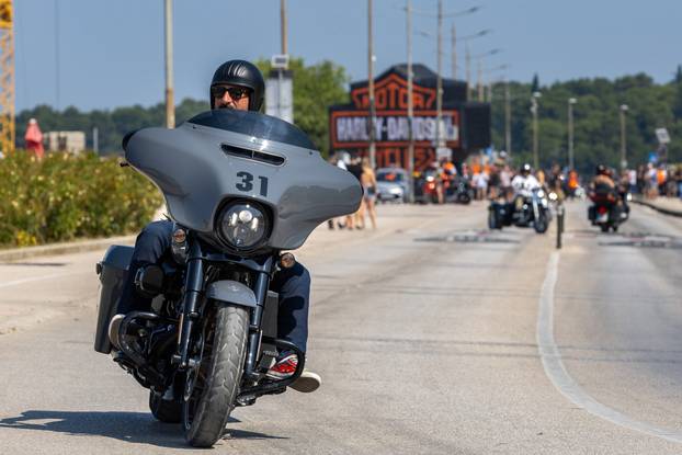 Nekoliko tisuća vlasnika Harley Davidsona prolazi kroz Pulu u defileu