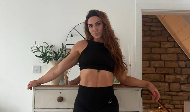 FOTO Ona može sve! Bacala je kuglu pa postala 'kraljca leda', a sjajnom figurom golica maštu