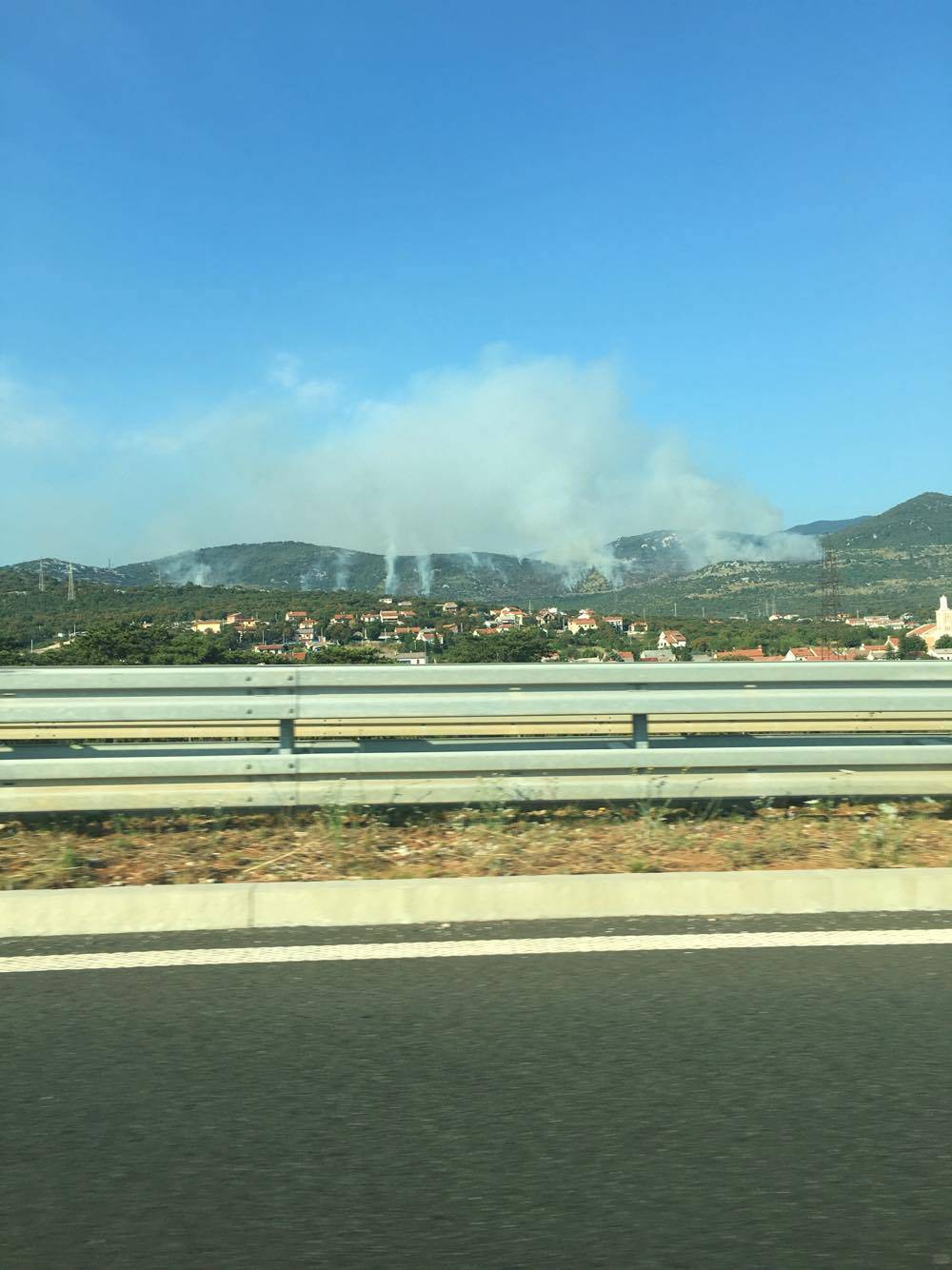 Zbog požara zatvoren je izlaz Oštrovica na autocesti A6