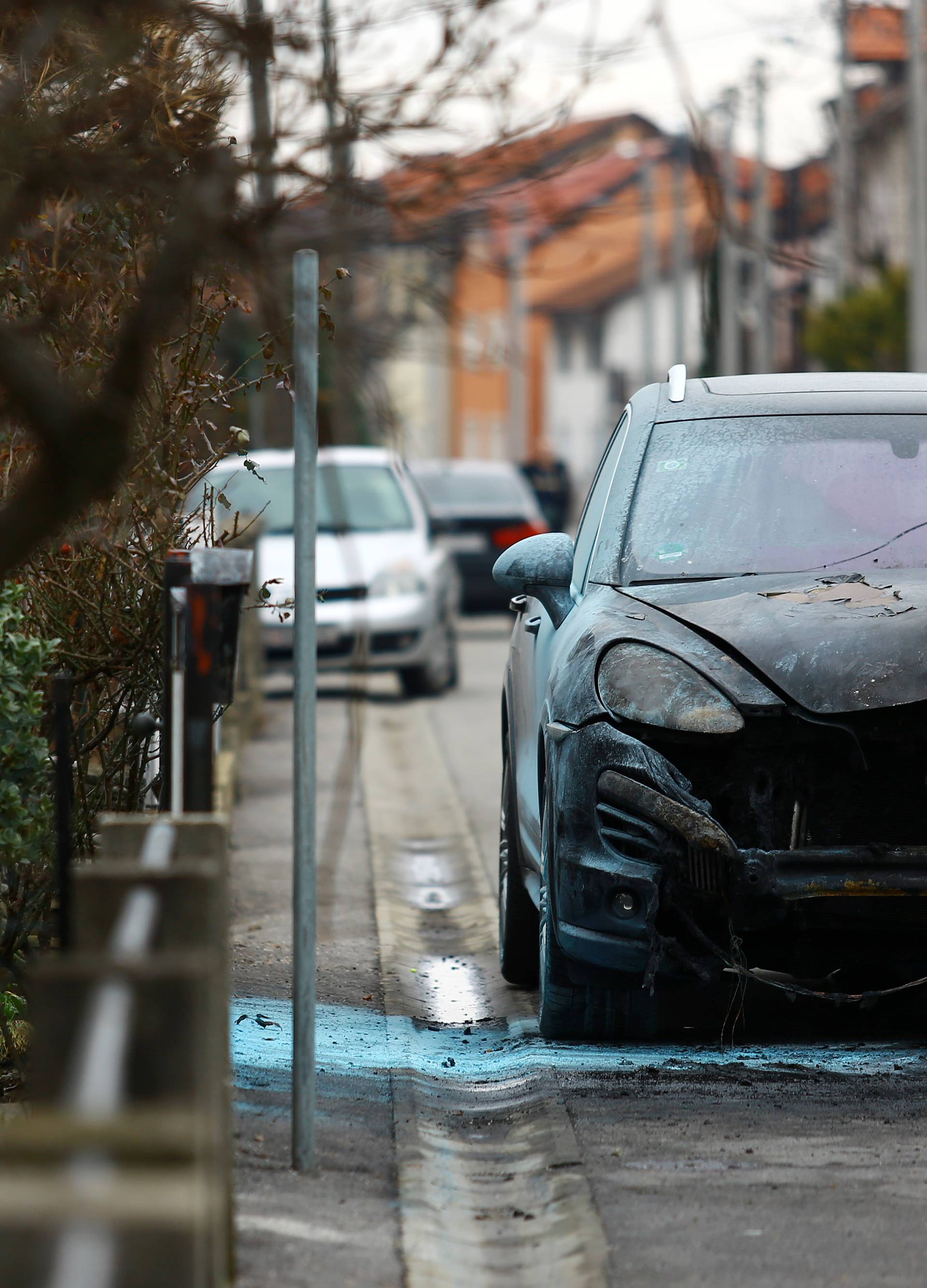 Zagreb: U ulici Poljane izgorio Porsche Cayenne
