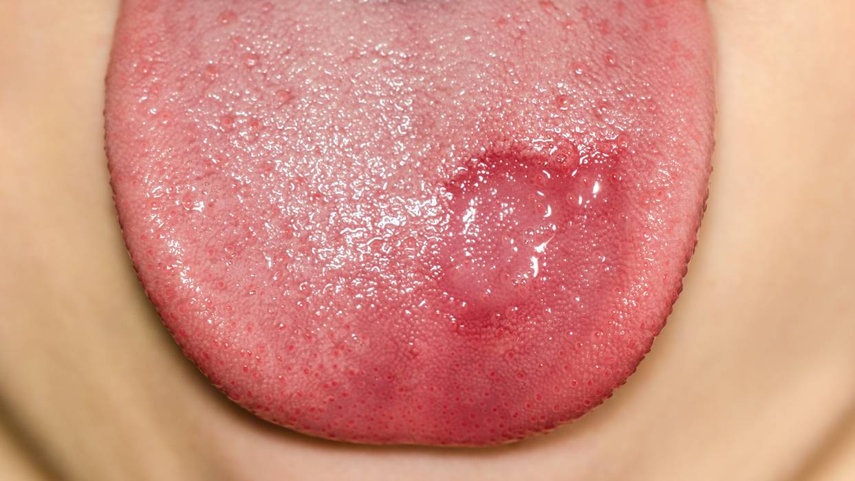 Oralni seks s piercingom na jeziku
