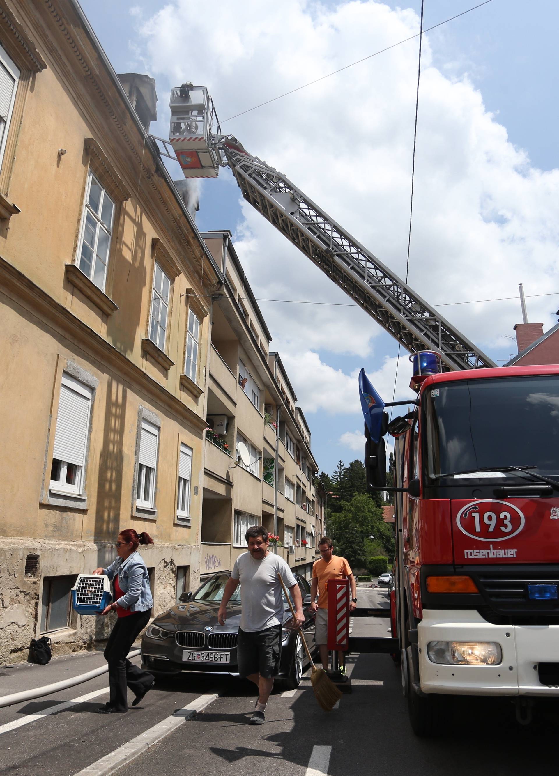 Vatrogasci su iz dima izvukli troje iz potkrovlja zgrade