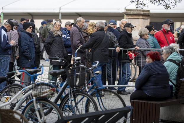 Osijek: Tradicionalna podjela blagdanskog fiš paprikaša na Trgu Svetog Trojstva