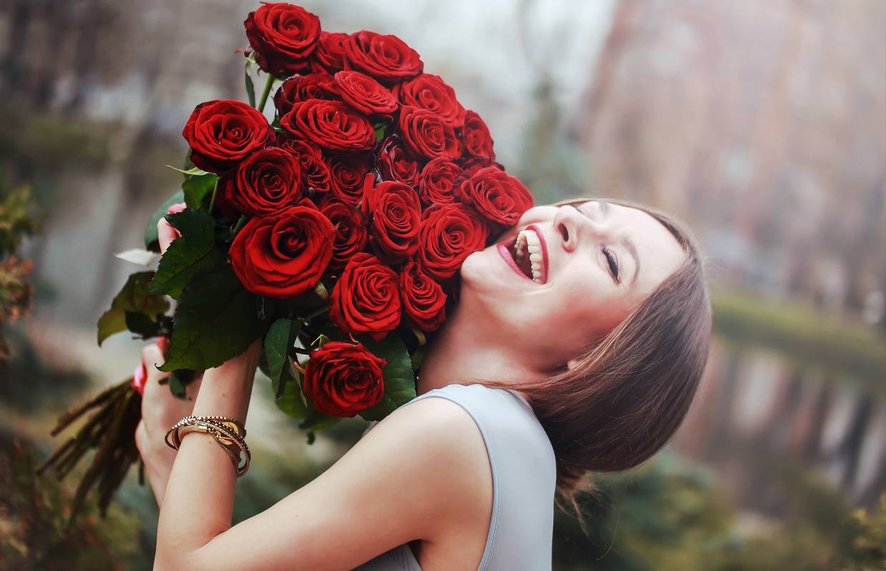 Boja ruže odaje značenje: Žuta je prijateljstvo, a crvena strast