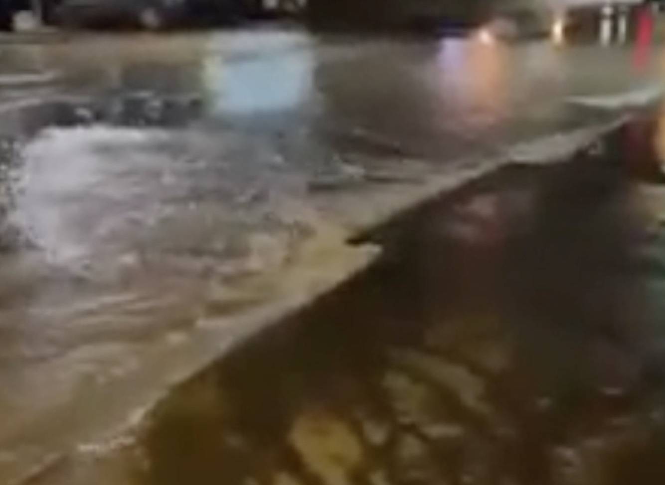 VIDEO Dio ulice u Varaždinu pod vodom: 'Pukla vodovodna cijev'
