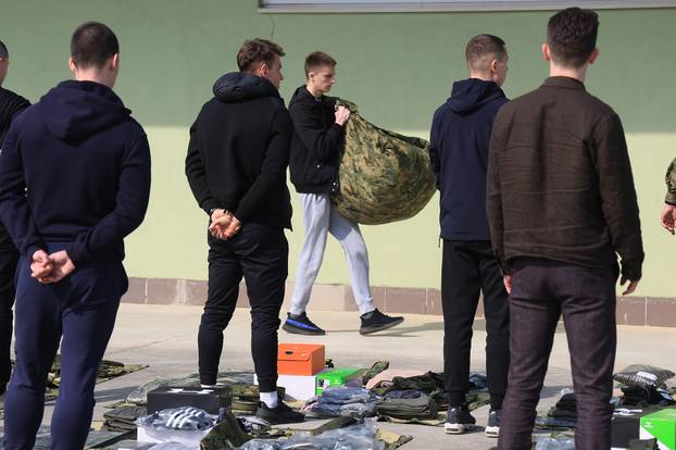 Ministar Anušić i general Kundid na prvom danu TVO-a na Slunju