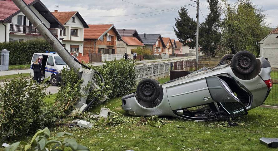 FOTO Autom slomio betonski stup u Koprivnici i završio na krovu, nekoliko je ozlijeđenih