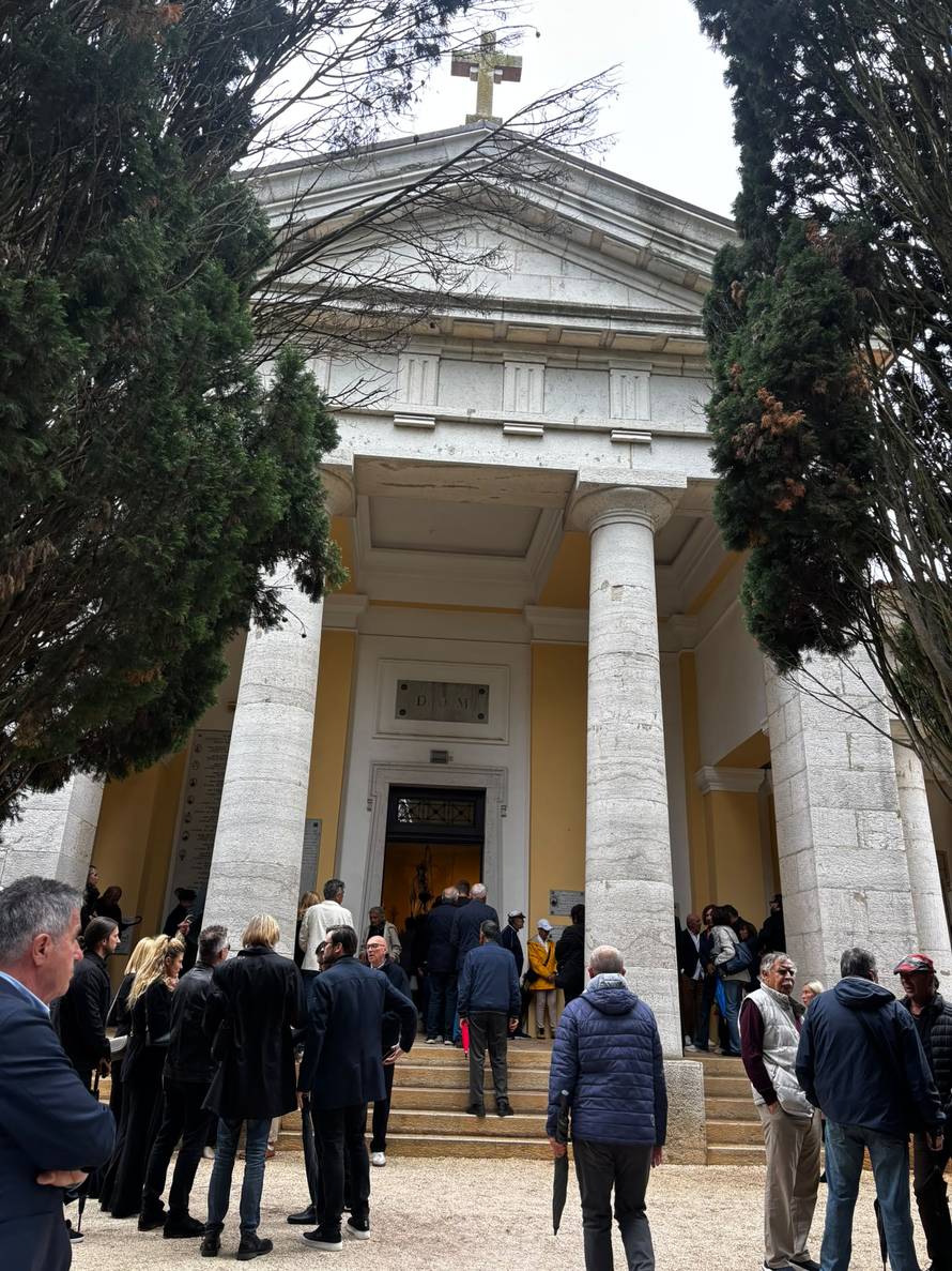 Slomljeni Tony Cetinski oprostio se od oca Mirka. Stotine ljudi došlo je na pogreb u Rovinj