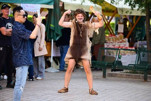 FOTO 100% zagorski proizvodi i Krapinski neandertalci osvojili centar Zagreba