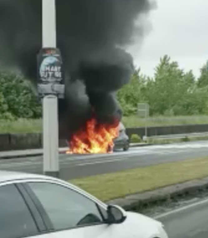 POGLEDAJTE SNIMKU Auto se zapalio na Jankomiru: Nije bilo nikoga unutra. Nastale su gužve