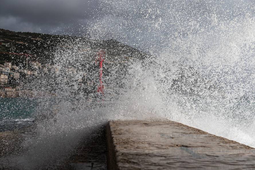 Dubrovnik: Potraga za tijelom muškarca kojeg su povukli valovi je obustavljena