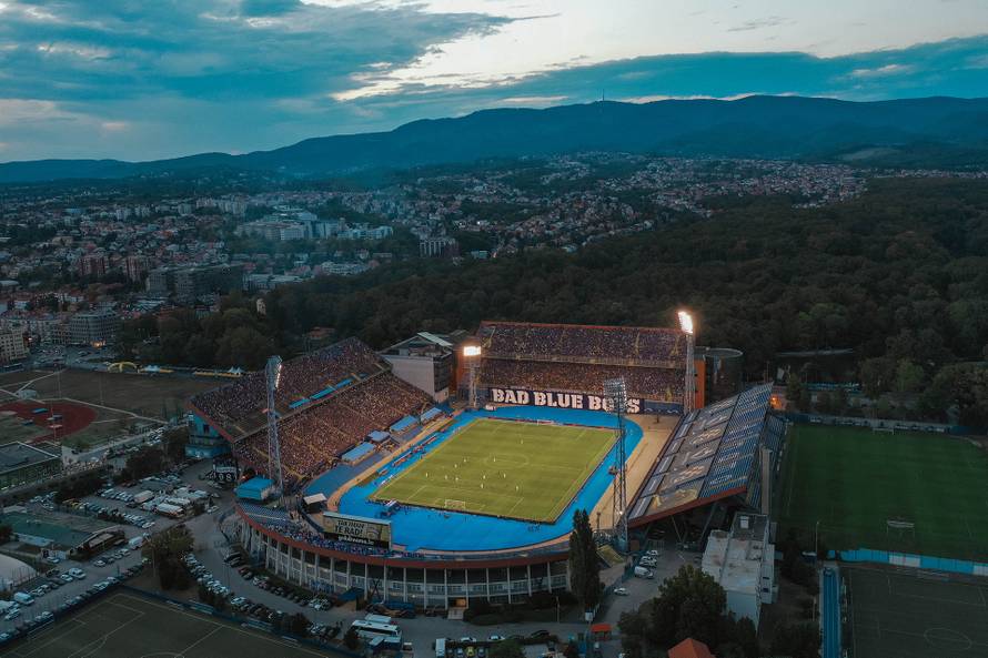VIDEO MAKSIMIR SE RASPADA Norveški novinar čupao cigle i pod: 'Pogledajte oronulu rupu'