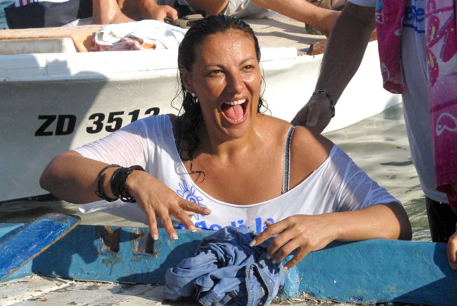 Zadar: Mirna Berend u povorci brodova pala u more i pokazala guzu