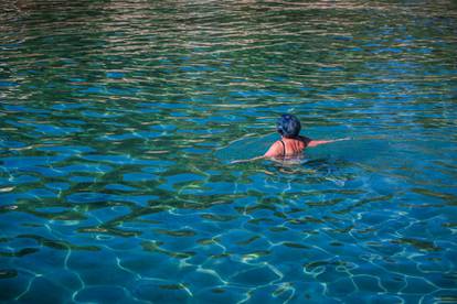 Fotogalerija s hrvatskih plaža: Diljem obale i dalje se kupaju