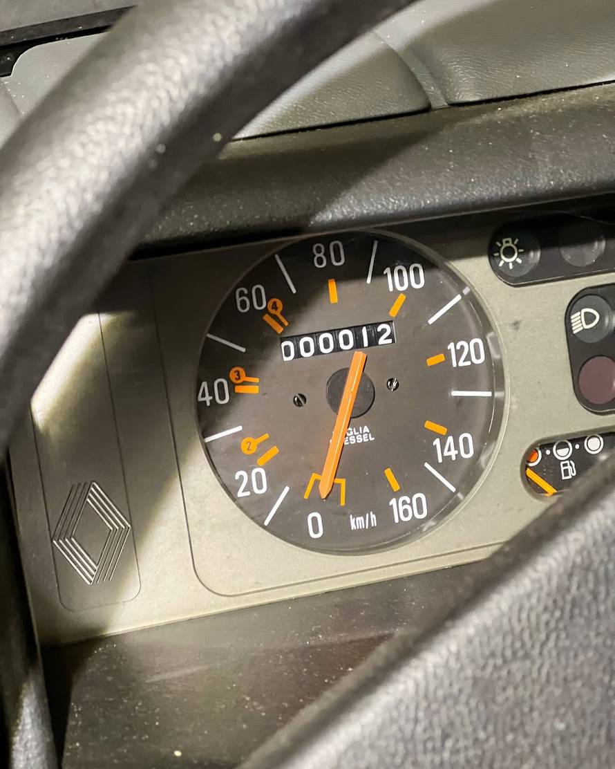 ČUDO IZ FRANCUSKE U garaži su našli novi Renault 5, nakon 43 godine prešao je 12 kilometara