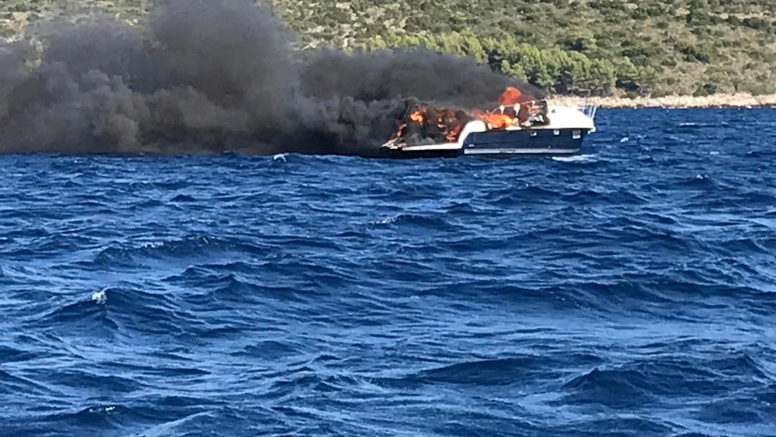 Zapalila se jahta kod Hvara: Spasili posadu prije potonuća