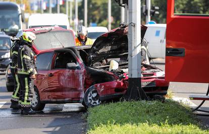 Teška prometna u Dugavama: Auto se zapalio nakon sudara