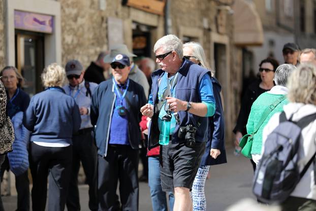 Pula: Brojni turisti iskoristili sunčan dan za obilazak grada