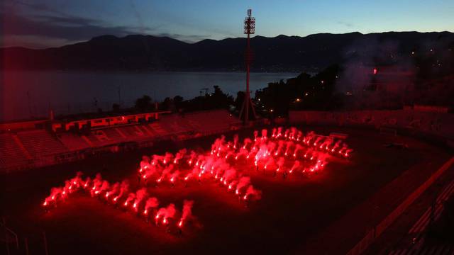 Rijeka: Armada na stadionu Kantrida velikom bakljadom obilježila 33. rođendan