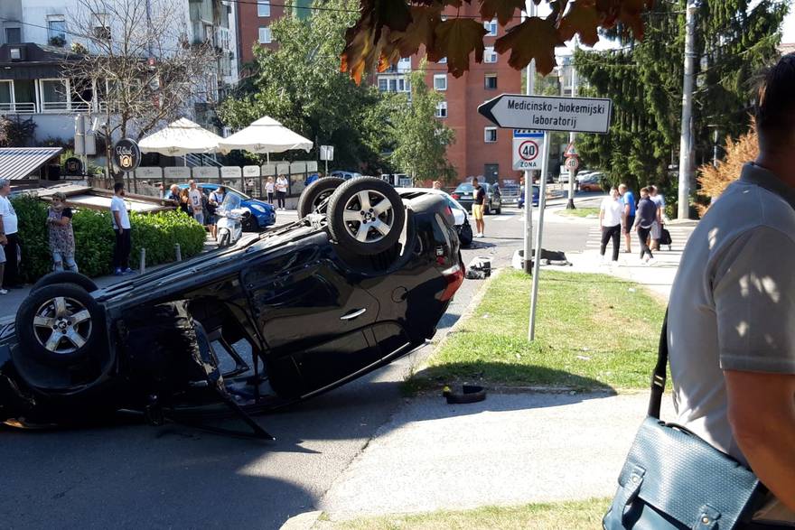 AUto na krovu u sesvetama